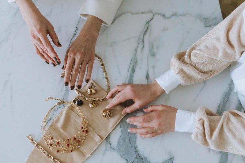 Goldschmuck verkaufen oder beleihen: Wann es sich lohnt